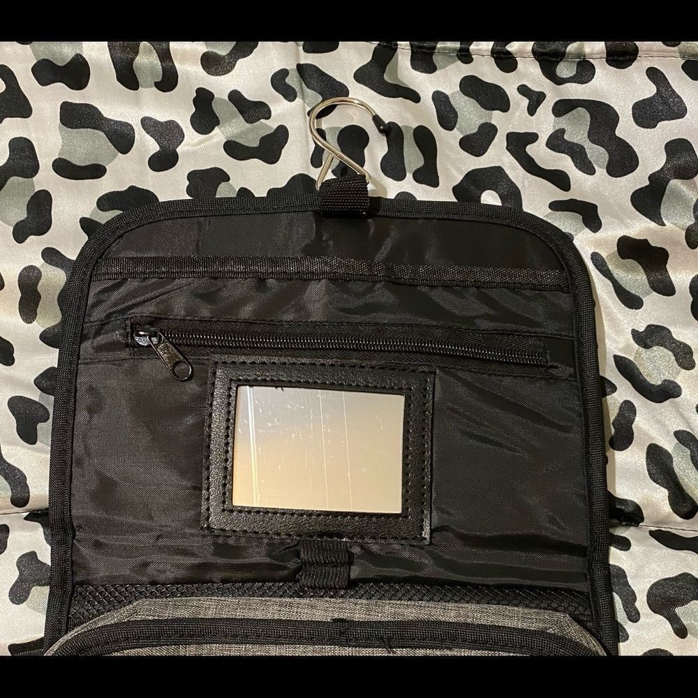 Macy's Men’s Hanging Toiletries Bag One Size Heather Gray Travel Bag NWT - Picture 5 of 7